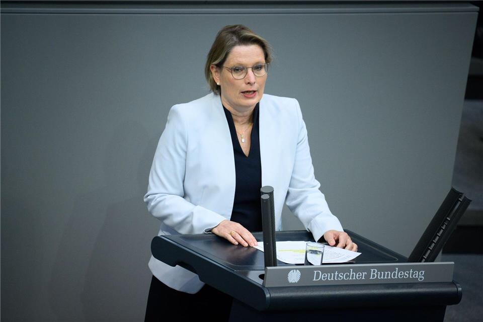 Die Vereinbarung des gemeinsamen Sorgerechts will Bundesjustizministerin Stefanie Hubig (SPD) für nicht verheiratete Eltern einfacher machen. (Archivbild)Bernd von Jutrczenka/dpa