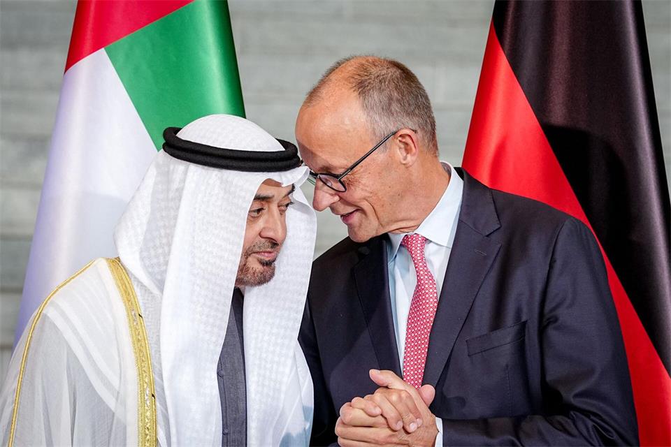 Die Vereinigten Arabischen Emirate wollen ihre Investitionen in die deutsche Wirtschaft mehr als verdoppeln.Kay Nietfeld/dpa