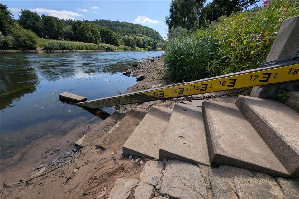 Die Verfärbung am Pegel in Hann. Münden macht deutlich, wie hoch das Wasser üblicherweise steht. (Archivbild) Stefan Rampfel/dpa