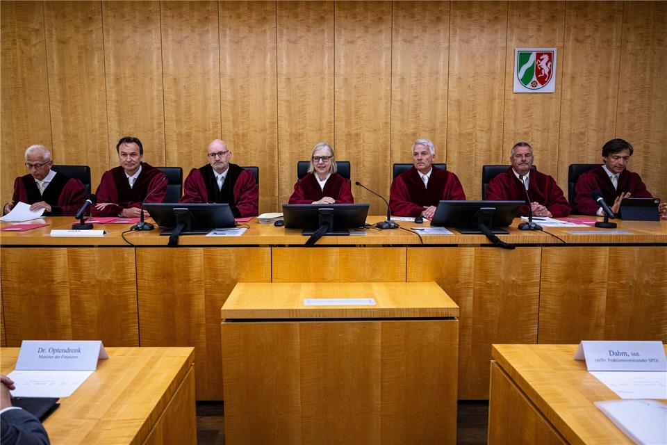 Streit um Finanzen: NRW-Großstädte klagen gegen Land Die Verfassungsrichter des Landes Nordrhein-Westfalen um Präsidentin Barbara Dauner-Lieb (M.) verhandeln zum Thema Kommunalfinanzen. (Archivbild) Guido Kirchner/dpa