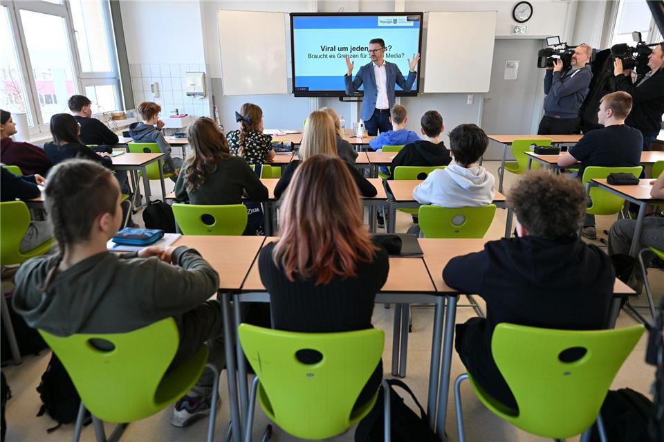 Die Verfassungsviertelstunde wird in Thüringen an mehreren Schulen eingeführt - in einem Testlauf.Martin Schutt/dpa