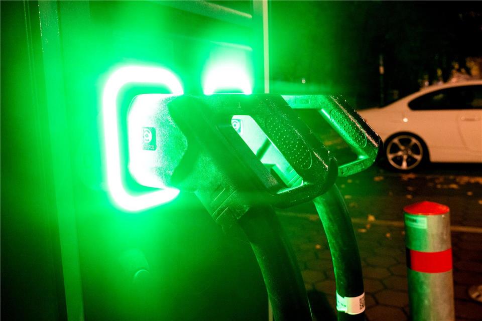 Die Verfügbarkeit von Ladepunkten für E-Auto-Besitzer variiert in den Bundesländern stark. (Archivbild)Daniel Bockwoldt/dpa