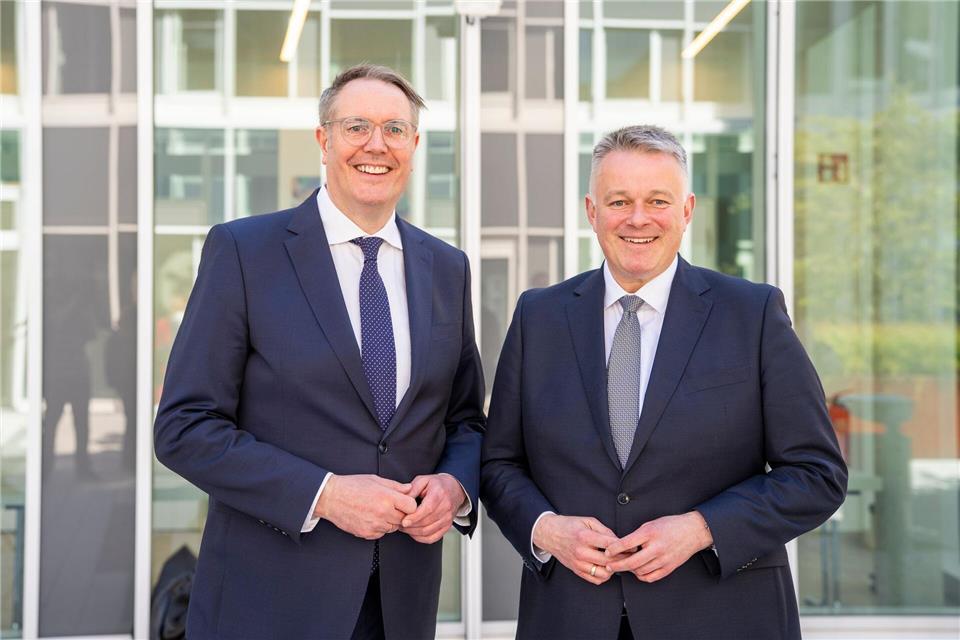 Die Verhandlungsführer Gordon Schnieder (CDU) und Alexander Schweitzer (SPD) stellen die Ergebnisse der Koalitionsverhandlungen vor. (Archivbild)Andreas Arnold/dpa