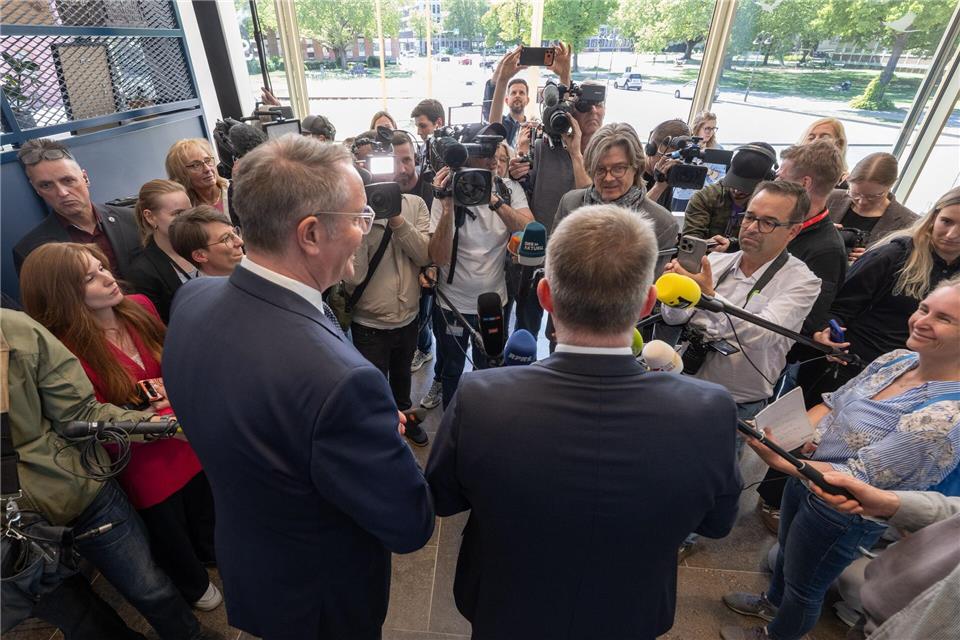 Die Verhandlungsführer Schweitzer (l) und Schnieder stellen den Koalitionsvertrag vor. Boris Roessler/dpa