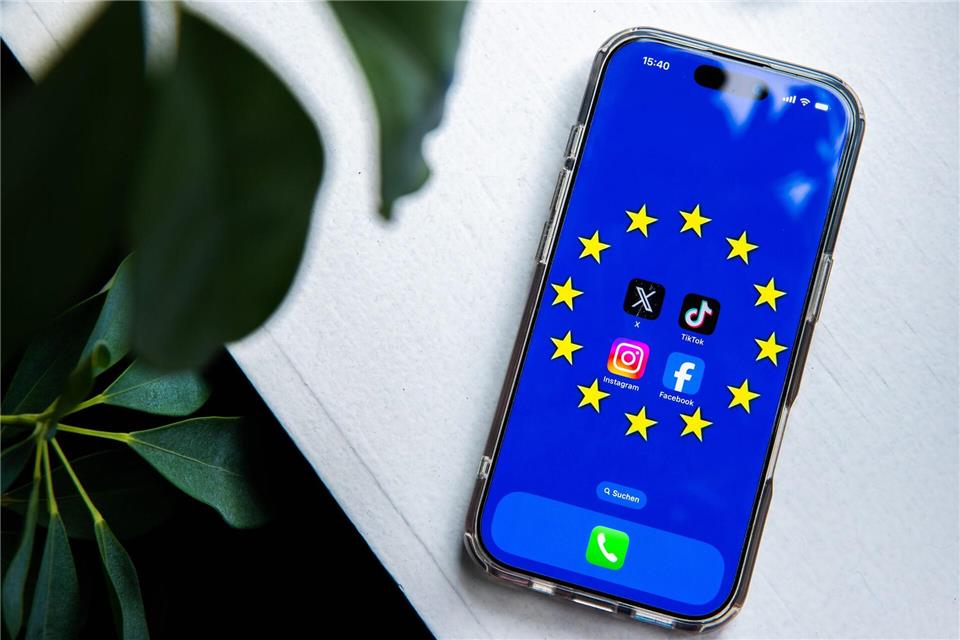 Die Verifikations-App könnte es auch ermöglichen, anonym zu prüfen, wie alt potenzielle Nutzerinnen und Nutzer von Apps wie Facebook, Instagram, X und TikTok sind. (Symbolbild)Alicia Windzio/dpa