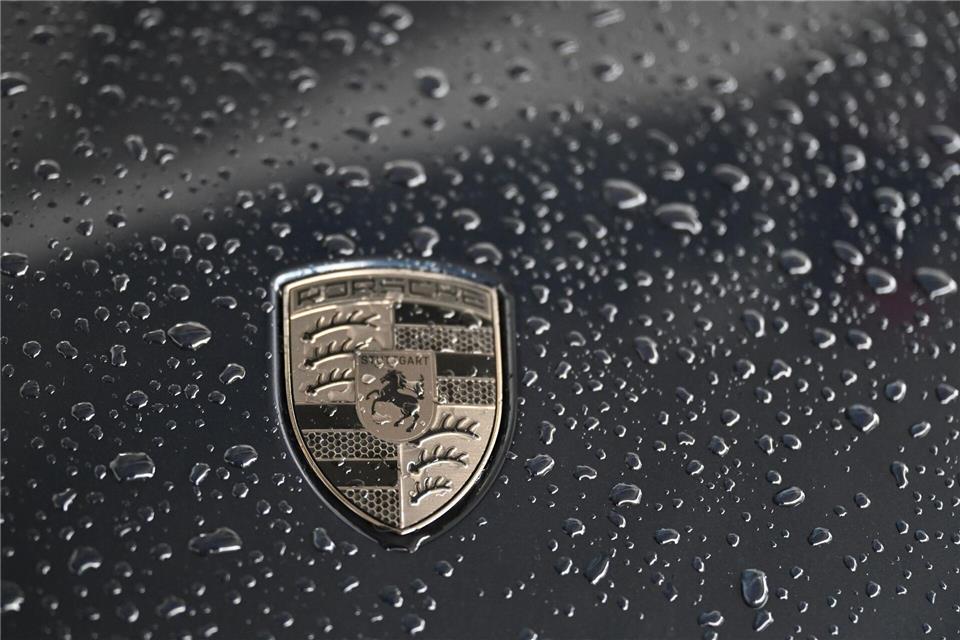 Porsche verkauft zu Jahresbeginn weniger Autos Die Verkaufszahlen von Porsche sind zu Jahresbeginn weiter gesunken. (Archivbild) Bernd Wei�brod/dpa