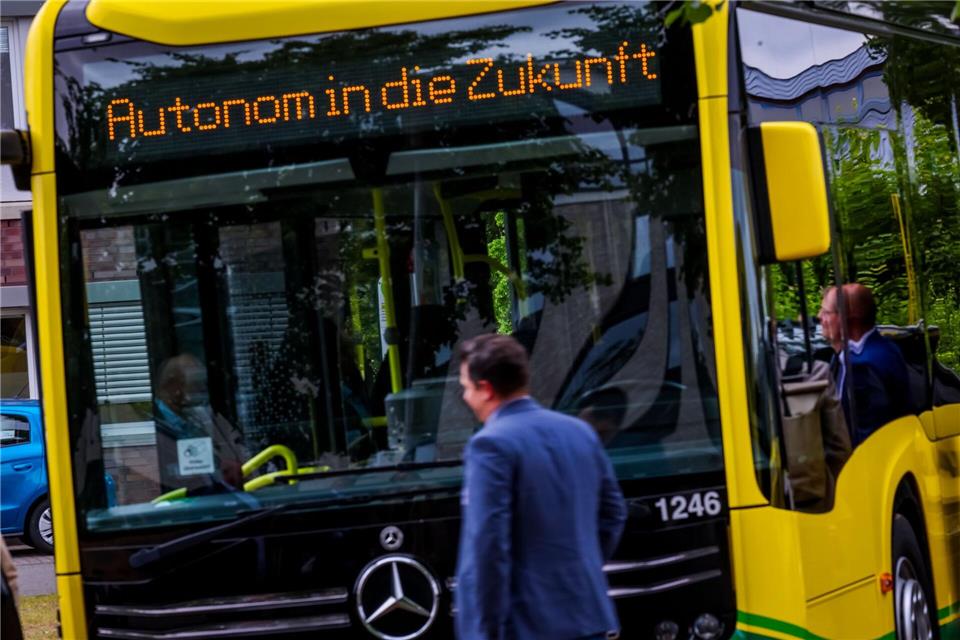 Die Verkehrsgesellschaft Ludwigslust-Parchim (VLP) organisiert den Bus-Nahverkehr im flächenmäßig zweitgrößten Landkreis Deutschlands. Er ist auch einer der am dünnsten besiedelten Landkreise. Mit fahrerlosen Bussen will die VLP ihr Busangebot wirtschaftlicher machen, sagt Geschäftsführer Stefan Lösel.Jens Büttner/dpa
