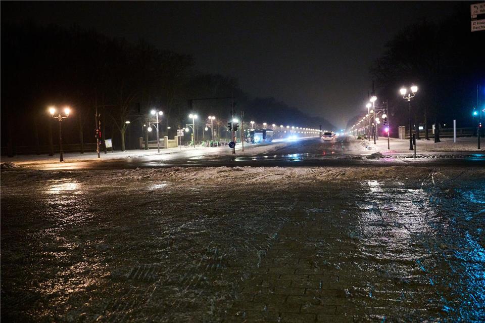 Die Verkehrsinformationszentrale warnt am Dienstagmorgen vor glatten Gehwegen. Annette Riedl/dpa