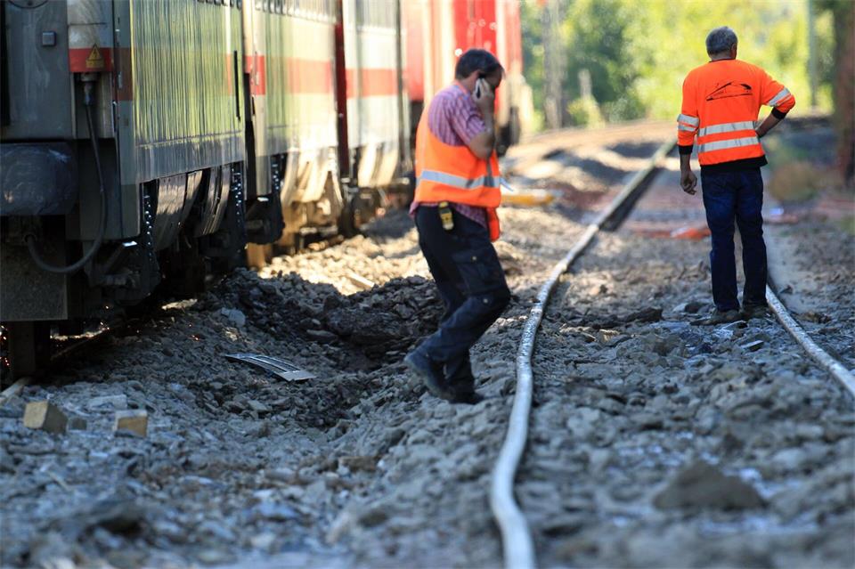 Die Verkehrsminister von NRW und Rheinland-Pfalz pochen auf die geplante Sanierung der linksrheinischen Bahnstrecke 2028Thomas Frey/dpa