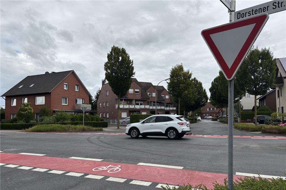 Die Verkehrssituation an der Ausfahrt des Südrings zur Dorstener Straße möchten Anwohner durch ein Stoppschild verbessern.