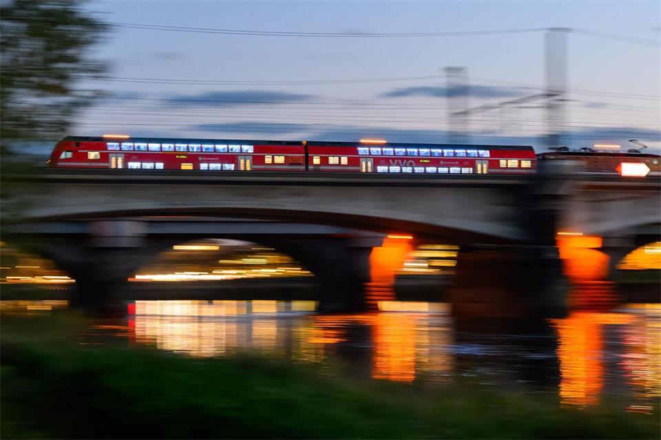 Die Verkehrsverbünde müssen Mehrkosten in Millionenhöhe für die Nutzung von Bahnschienen stemmen. (Symbolbild)Robert Michael/dpa