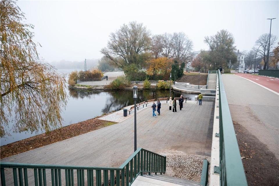 Die Verkehrswege sind nun für alle Nutzer und Nutzerinnen zugänglich, auch die Bushaltestellen und Fahrgastunterstände in der Buchtstraße sind freigegeben.Daniel Bockwoldt/dpa