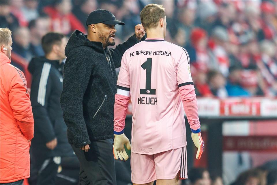 Die Verkündung fehlt noch, aber Trainer Vincent Kompany (l) und Kapitän Manuel Neuer bleiben beim FC Bayern vereint. (Archivbild) Andreas Gora/dpa