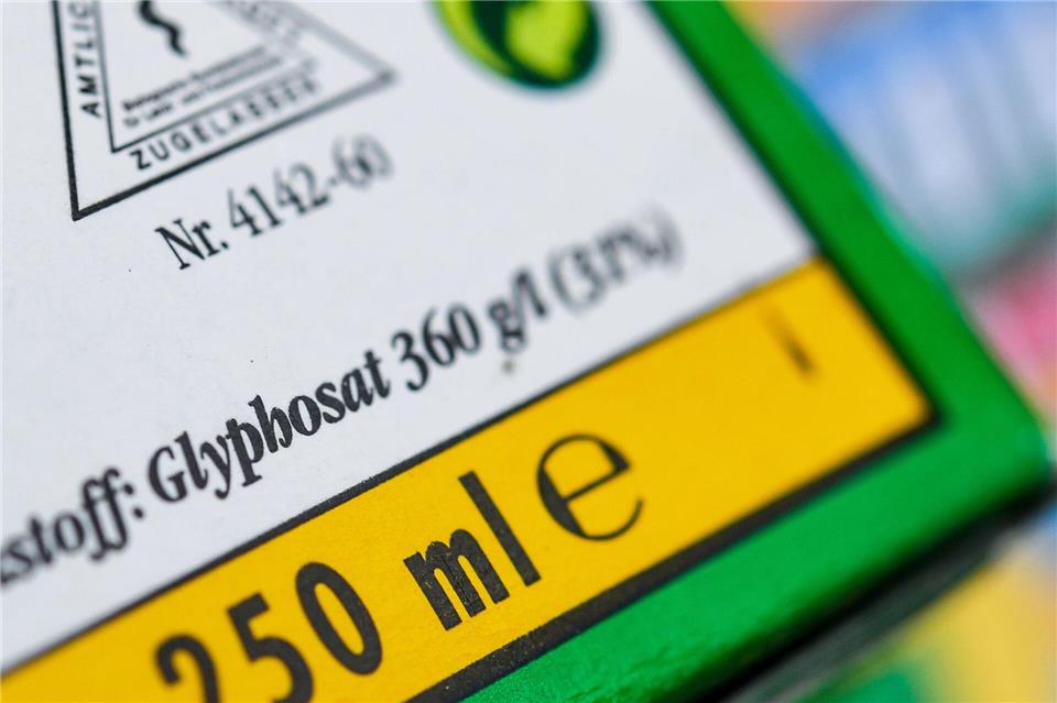 Die Verpackung eines Herbizids, das den Wirkstoff Glyphosat enthält.Patrick Pleul/dpa-Zentralbild/dpa