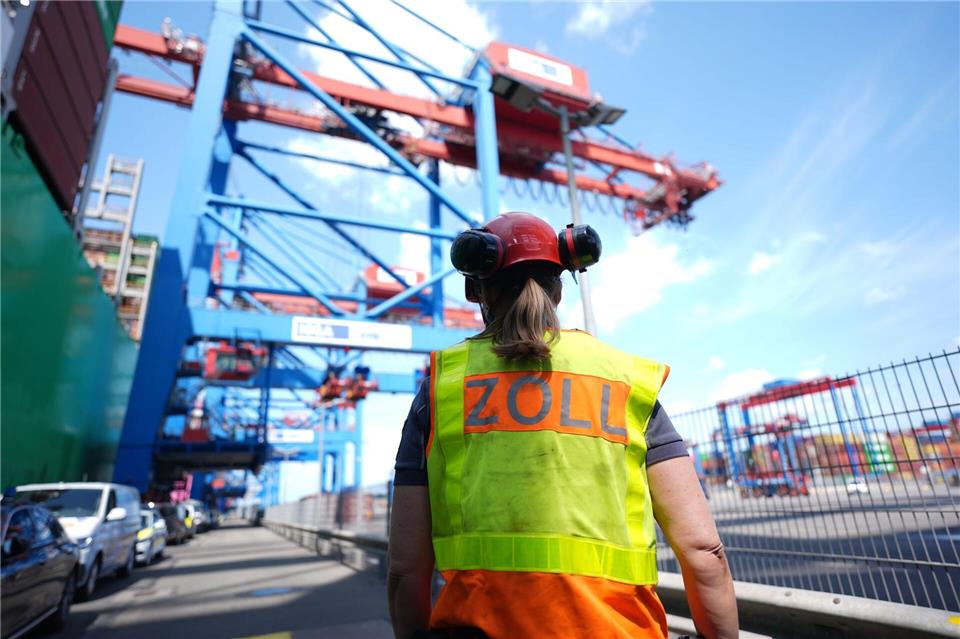 Die Verrechnung der Einfuhrumsatzsteuer belastet Hafenbetriebe. (Archivbild) Marcus Brandt/dpa