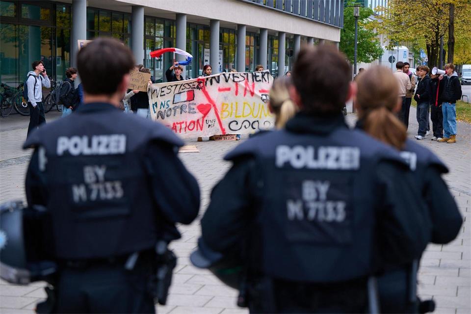 Die Versammlung verlief laut Polizei friedlich.Sven Hoppe/dpa