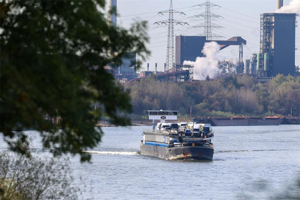 Die Versorgung mit Binnenschiffen ist enorm wichtig für Deutschlands Industrie. Christoph Reichwein/dpa