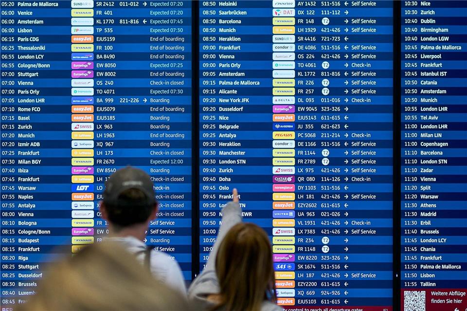 Die Verspätungen haben noch mit den Cyberangriffen auf europäische Flughäfen zu tun.Michael Ukas/dpa
