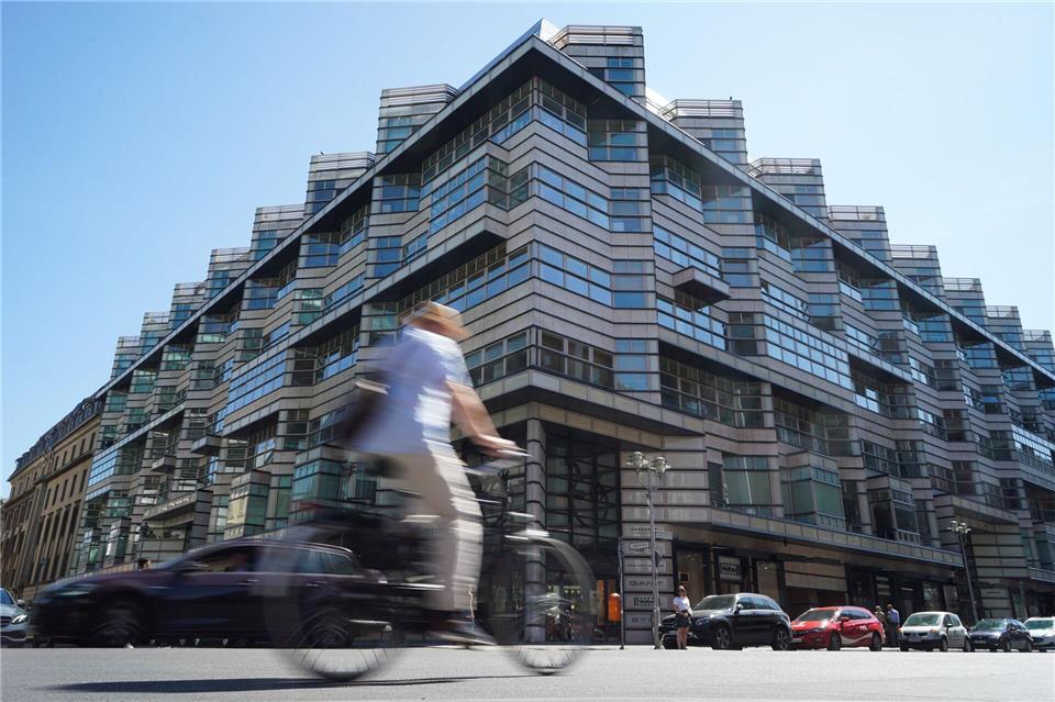 Die Versteigerung der seit Jahren leerstehenden Immobilie Quartier 206 in der Friedrichstraße gestaltet sich schwierig. (Archivbild)Jörg Carstensen/dpa