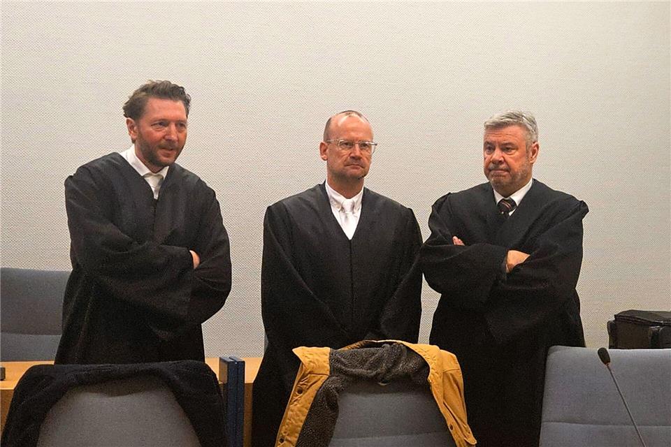 Die Verteidiger der Angeklagten warteten vor dem Landgericht Siegen vergeblich auf ihre Mandanten.Claudia Irle-Utsch