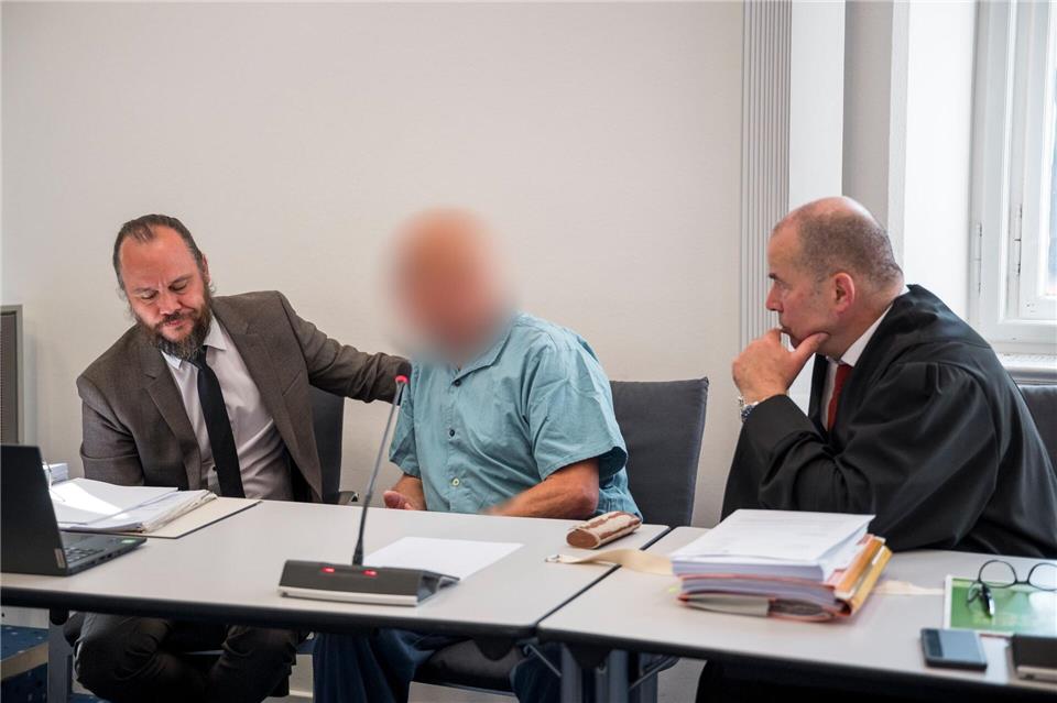 Die Verteidiger des Mannes, Christian Barthelmes (l.) und Thomas Drehsen (r.), hatten für den 74-Jährigen einen Freispruch aus Mangel an Beweisen gefordert. (Archivbild)Daniel Vogl/dpa