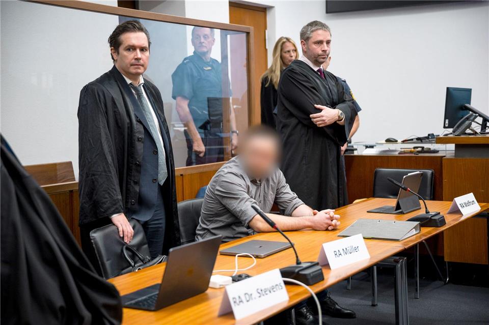 Die Verteidiger räumten zu Prozessbeginn ein, dass der Angeklagte (m., verpixelt) sich heimlich beim Geschlechtsverkehr mit mehreren Frauen gefilmt und die Videos anschließend ins Internet gestellt hatte.Daniel Vogl/dpa