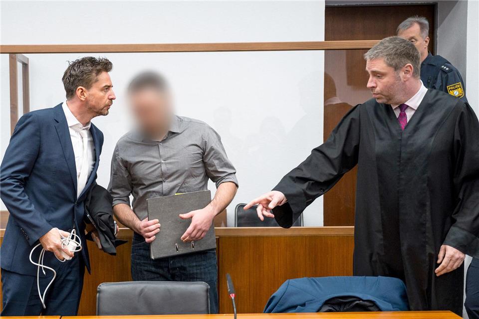 Die Verteidiger räumten zu Prozessbeginn ein, dass der Angeklagte (m., verpixelt) sich heimlich beim Geschlechtsverkehr mit mehreren Frauen gefilmt und die Videos anschließend ins Internet gestellt hatte.Daniel Vogl/dpa