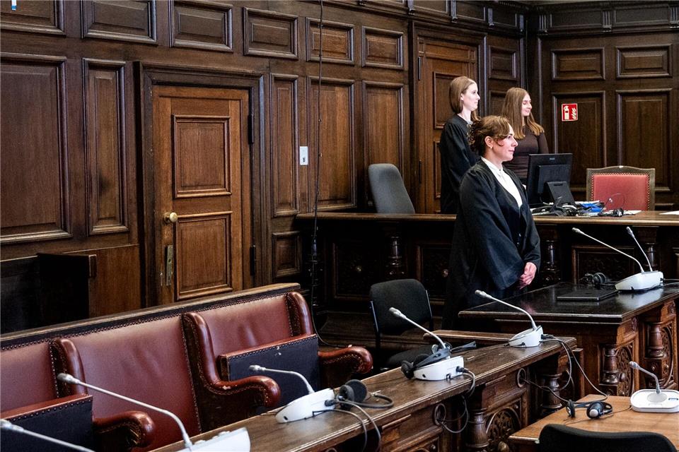 Die Verteidigerin steht zunächst ohne ihre Mandantin im Gerichtsaal, weil die wahrscheinlich psychisch kranke Beschuldigte erst hereingeführt wird, nachdem die Fotografen gegangen sind. Daniel Bockwoldt/dpa