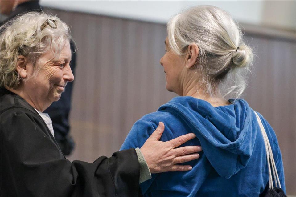 Die Verteidigung von Klette (rechts) hat Zweifel an einem Gutachten zu DNA-Spuren.Focke Strangmann/dpa Pool/dpa