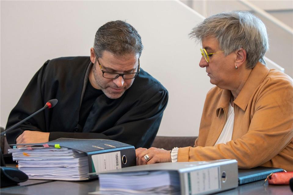 Die Verteidigung will prüfen, ob sie gegen das Urteil vorgeht. (Archivbild)Stefan Puchner/dpa