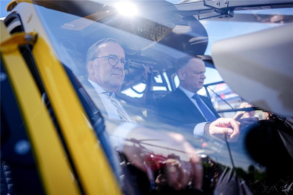 Die Verteidigungsminister Boris Pistorius (SPD) und David McGuinty im Hubschrauber.Kay Nietfeld/dpa