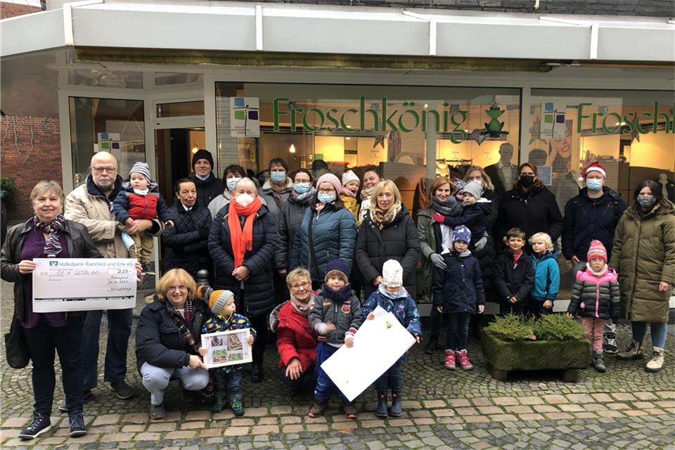 Die Vertreter der Kitas und die Kinder freuen sich über die Spenden der Kleiderbörse „Froschkönig“.