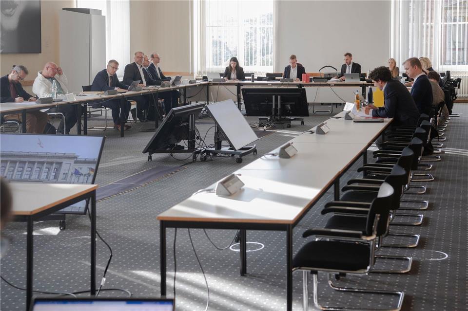Die Vertreter der Parteien befassen sich im Untersuchungsausschuss zum Neukölln-Komplex.(Archivbild) Paul Zinken/dpa