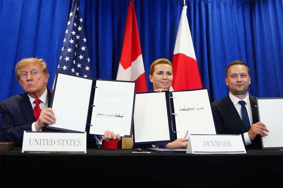 Die Vertreter der USA, Dänemarks und Grönlands unterzeichneten in New York ein Abkommen. Julia Demaree Nikhinson/AP/dpa
