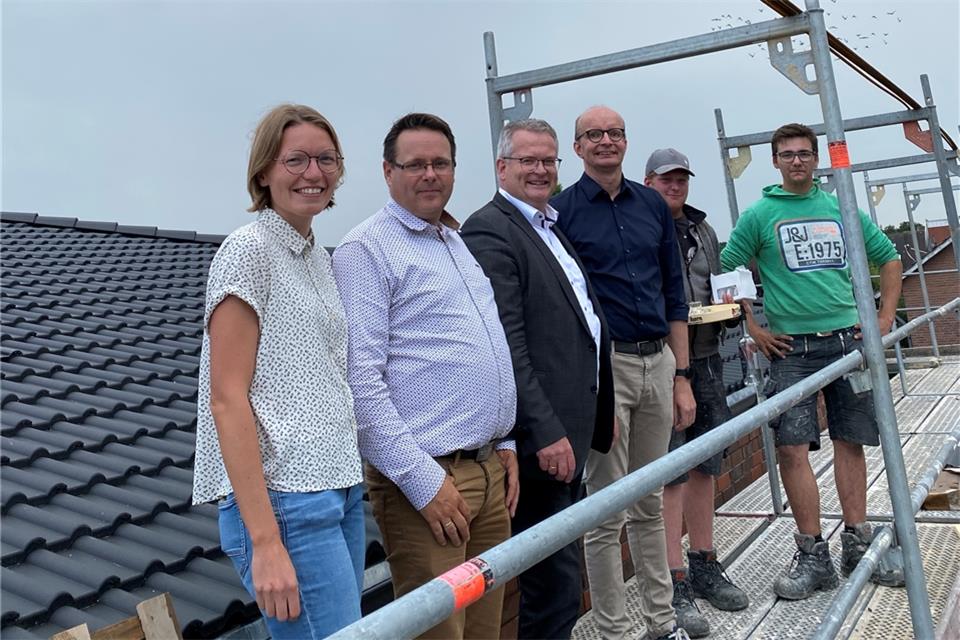 Die Verwaltung der Lebenshilfe, Karin Benning sowie Marc Lichte trafen sich gemeinsam mit Bürgermeister Martin Tesing und Jürgen Kuhlmann von der Lebenshilfe zum Richtfest.. 