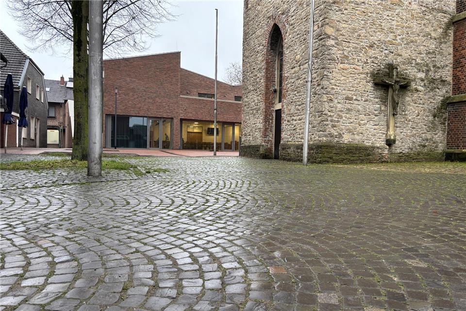 Die Verwaltung stellt Pläne für die Umgestaltung des Kirchplatzes St. Martin vor.