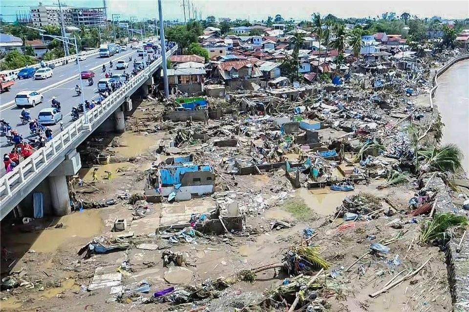 Die Verwüstungen durch den Taifun „Kalmaegi“ waren enorm.Philippine Red Cross/XinHua/dpa