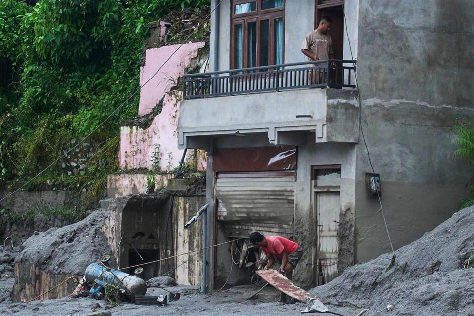 Die Verwüstungen im Grenzgebiet sind verheerend.Niranjan Shrestha/AP/dpa