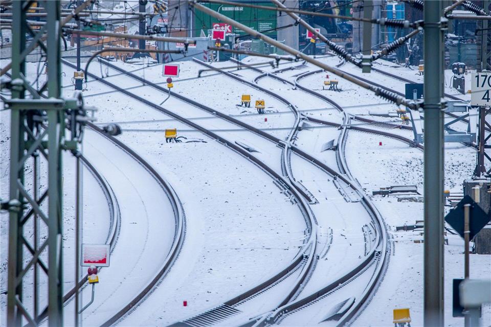 Die Verzögerung bei der Bahn-Sanierung Berlin-Hamburg wird zum Streitfall: Fünf Länder-Chefs beschweren sich in einem Brief bei der Bahn-Chefin. (Archivbild) Jens Büttner/dpa