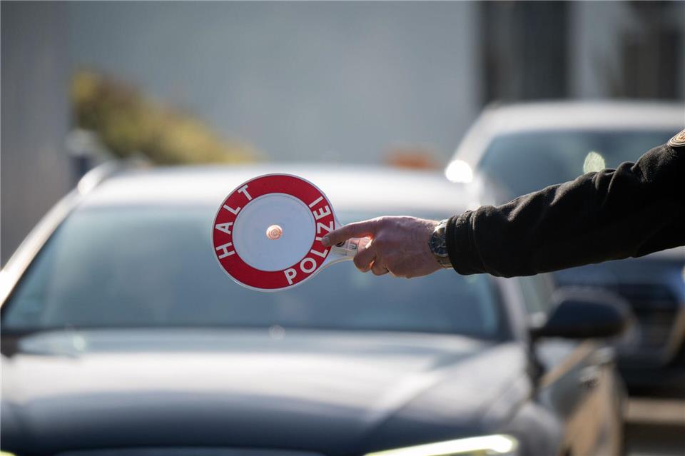 Wie eine Grenzregion mit verlängerten Kontrollen umgeht Die Verzögerung für Autofahrer im Berufsverkehr beläuft sich teilweise auf bis zu 20 Minuten.(Archivbild)Harald Tittel/dpa