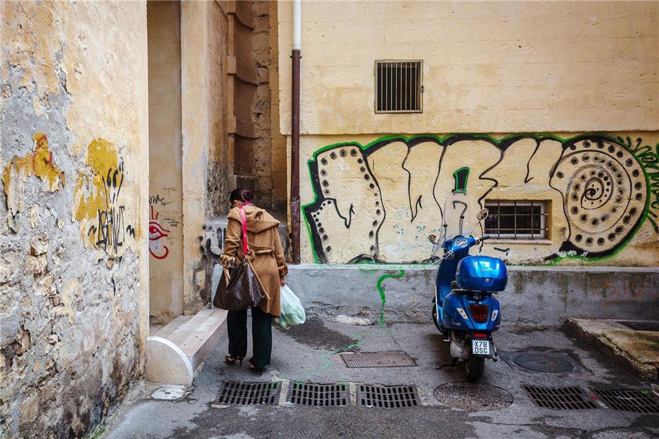 Die Vespa - für viele Italiener Begleiter im Alltag. (Archivbild)Fernando Gutierrez-Juarez/dpa-Zentralbild/dpa