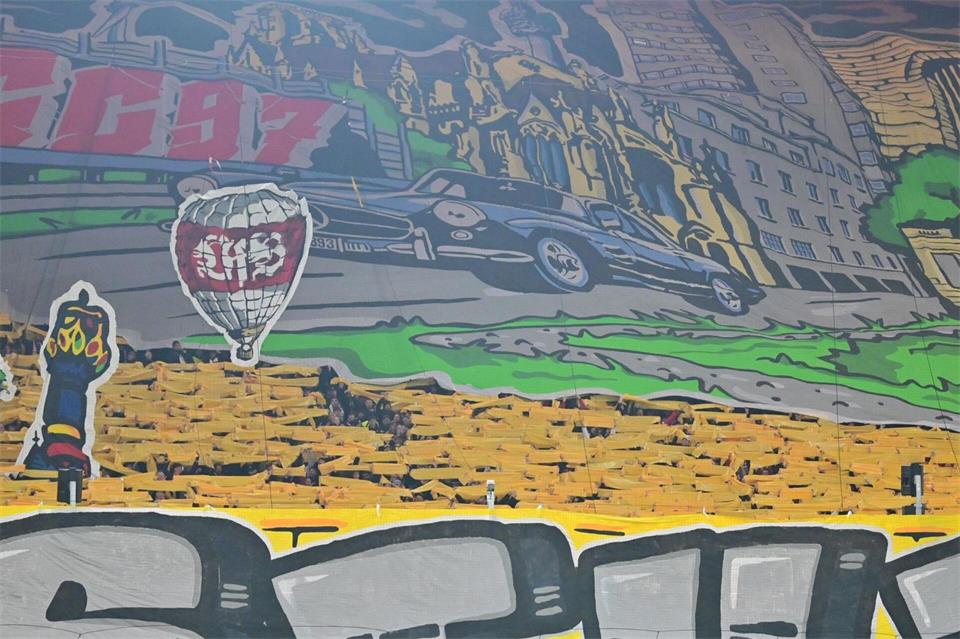 Die VfB-Fans zeigten vor dem Spiel eine beeindruckende Choreographie.Jan-Philipp Strobel/dpa