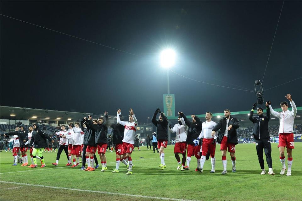 Die VfB-Profis feiern mit den Fans in Kiel nach dem Einzug ins Halbfinale des DFB-Pokals.Christian Charisius/dpa