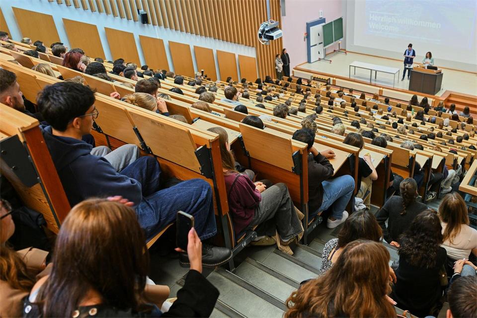 Die Viadrina in Frankfurt (Oder) macht mit neuen Studiengängen auf sich aufmerksam.Patrick Pleul/dpa