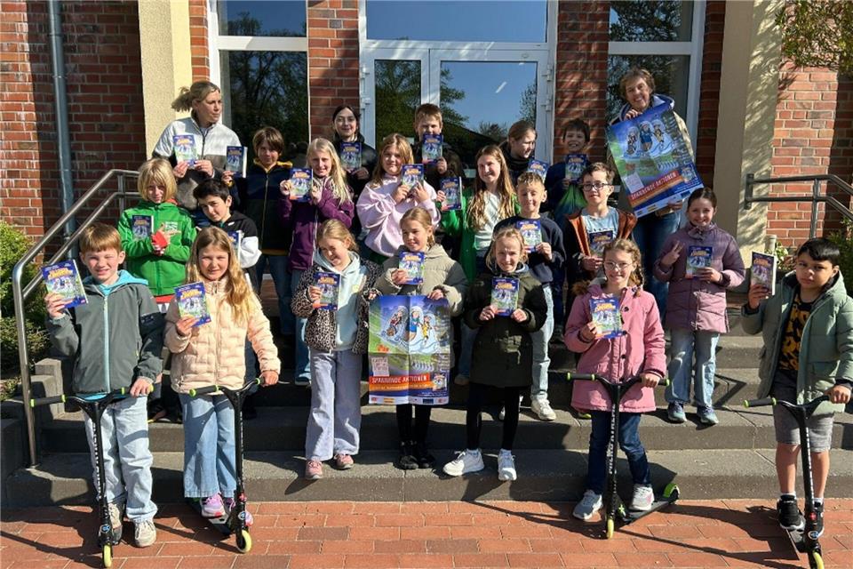 Die Viertklässler der Andreas-Grundschule in Velen durften sich über Buchgeschenke zum Welttag des Buches freuen.