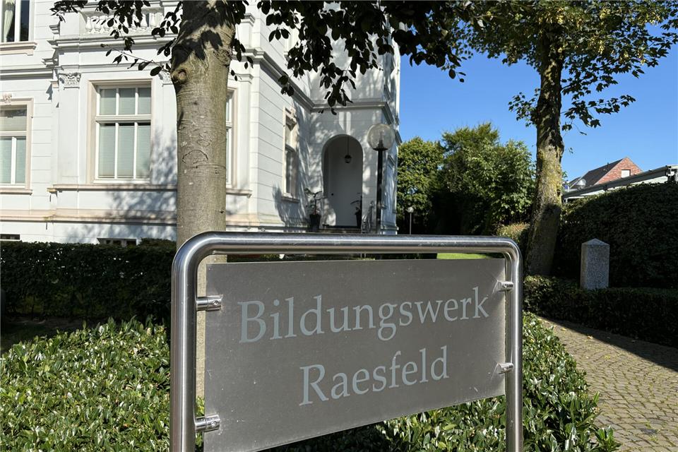 Die Villa Becker ist Sitz des Bildungswerks Raesfeld. Die Gemeinde sucht Lösungen, um die Barrierefreiheit des Gebäudes zu verbessern.