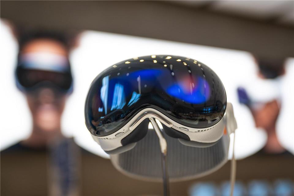 Die Vision Pro bekommt im April auch „Apple Intelligence“.Monika Skolimowska/dpa