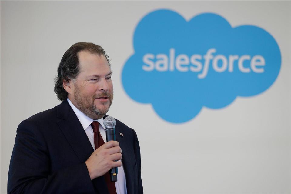 Die Vision von Salesforce-Chef Marc Benioff ist, den Kundendienst mit Hilfe von KI umzukrempeln. (Archivbild)Darron Cummings/AP/dpa