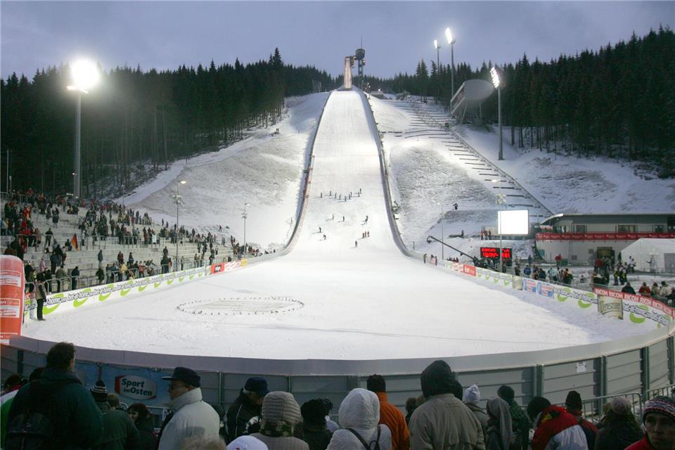 Die Vogtland-Arena in Klingenthal übernimmt den Skisprung-Weltcup von Lake Placid.Thomas Eisenhuth/dpa