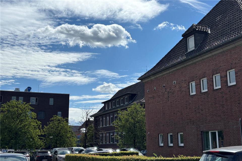 Die Volksbank-Belegschaft soll künftig komplett im Hauptgebäude (links) arbeiten. Der Umzug aus den Häusern, die einst der Bundeswehr-Verwaltung dienten (rechts), soll bis Ende des Jahres abgeschlossen sein.